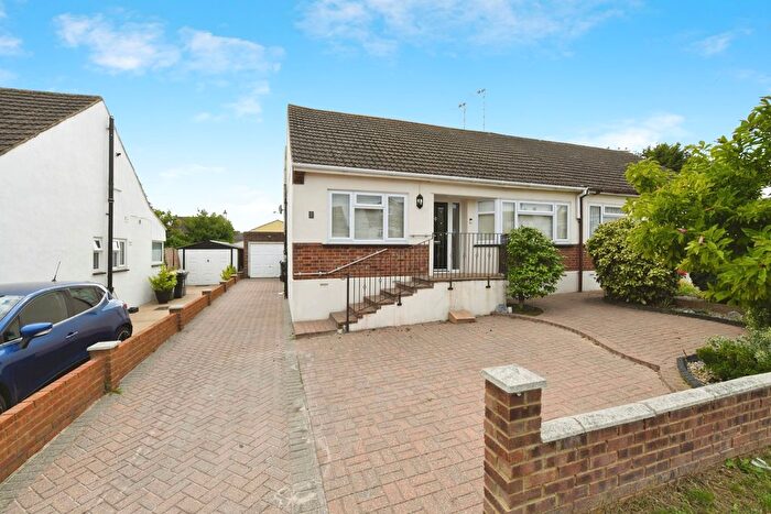 2 Bedroom Bungalow For Sale In Winbrook Close, Rayleigh, Essex, SS6