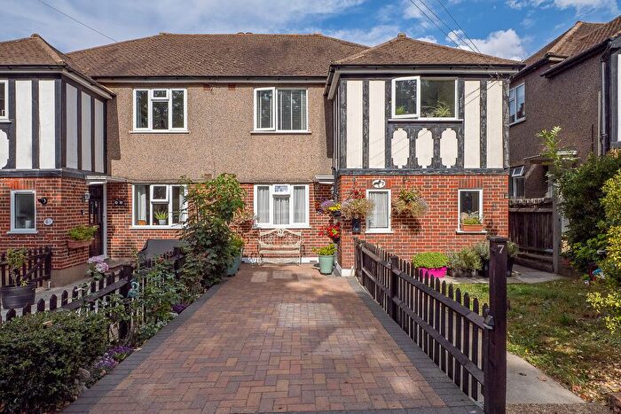 2 Bedroom Maisonette For Sale In Netley Close, Cheam, SM3