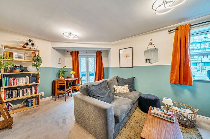 2 Bedroom Flat For Sale In Glaisher Street, London, SE8