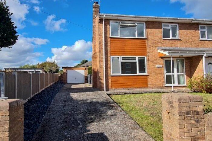 3 Bedroom Semi-Detached House To Rent In Bro Alun, Mold, CH7