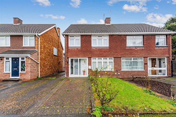 3 Bedroom Semi Detached House For Sale In Lynton Close, Isleworth, TW7