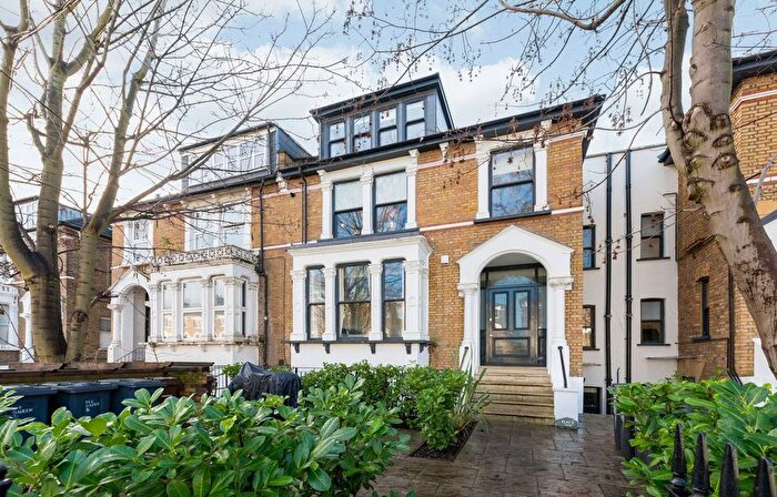 3 Bedroom Flat For Sale In Queens Drive, London, N4