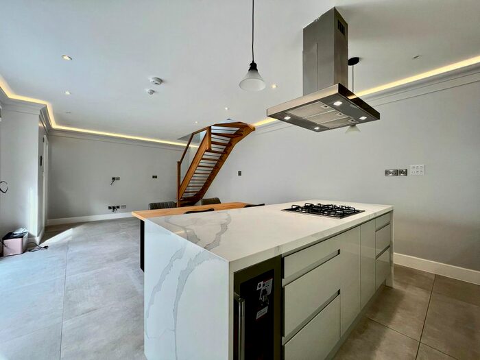 3 Bedroom Flat To Rent In Angles Road, Streatham, SW16