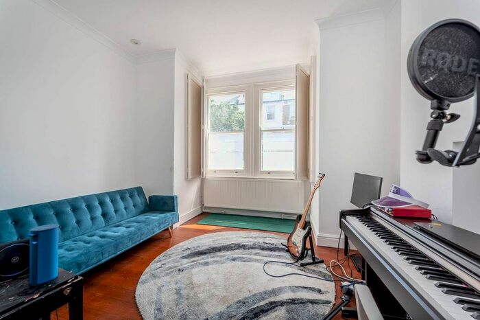 3 Bedroom Flat To Rent In Sulgrave Road, Hammersmith, London, W6