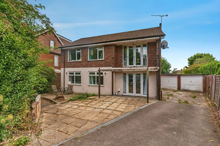 2 Bedroom Maisonette For Sale In Parkway, Horley, RH6