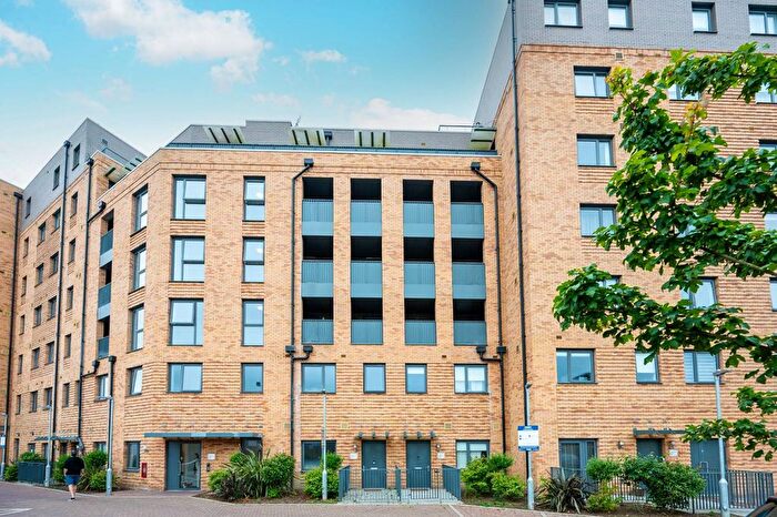 3 Bedroom Flat To Rent In Powdermill Close, New Malden, KT3