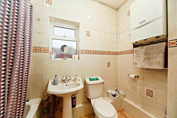 3 Bedroom End Of Terrace House For Sale In Harrison's Rise, Croydon, Surrey, CR0