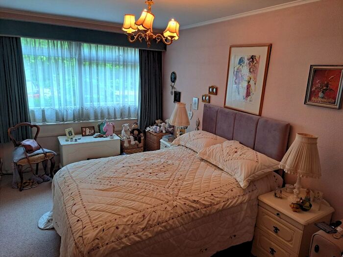 2 Bedroom Flat For Sale In Kenelm Road, Sutton Coldfield, B73