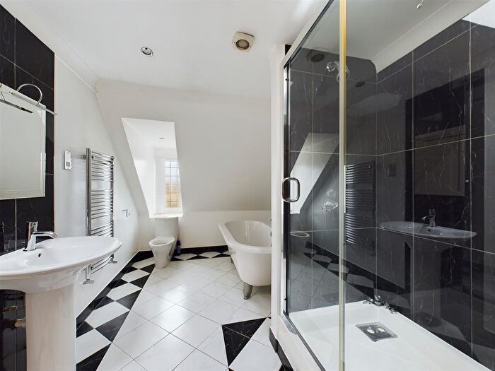 6 Bedroom Property To Rent In Peeks Brook Lane, Horley, RH6