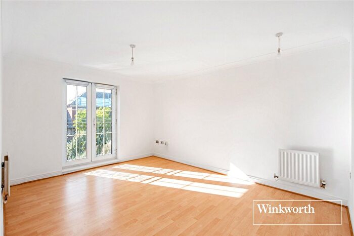 2 Bedroom Flat To Rent In Shillingford Close, Mill Hill East, London, NW7