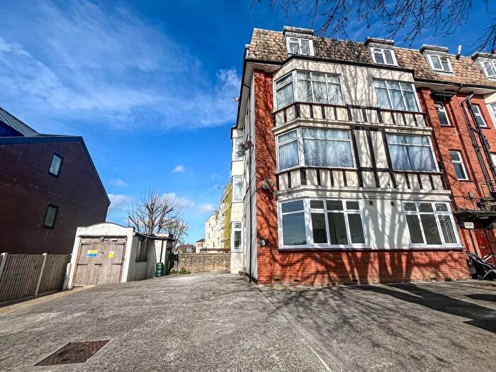 2 Bedroom Flat To Rent In Grosvenor Road, Westcliff-On-Sea, Essex, SS0