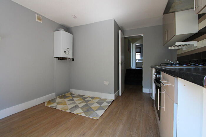 3 Bedroom Flat To Rent In Flat First Floor B, Plough Road, Wandsworth, London, SW11