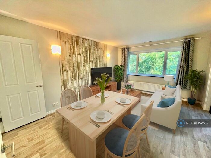 2 Bedroom Flat To Rent In Cumberland Close, Amersham, HP7