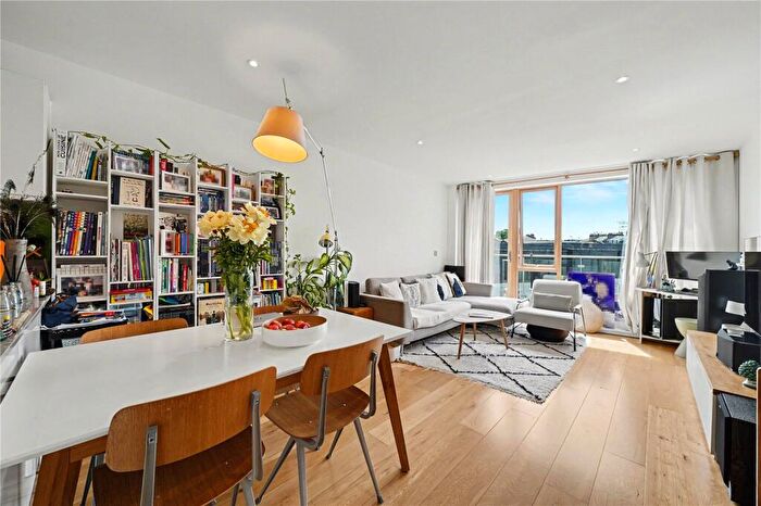 2 Bedroom Apartment For Sale In Canonbury Road, London, N1