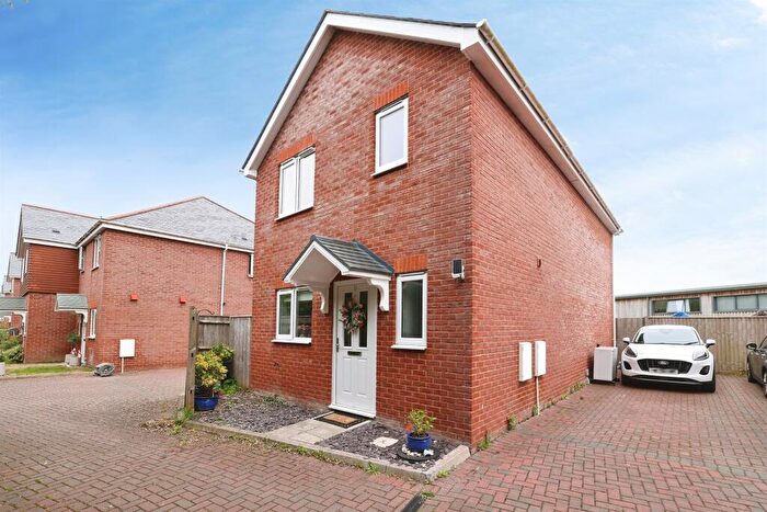 3 Bedroom Detached House For Sale In Mynarski Close, Salisbury, SP4