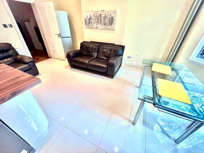 2 Bedroom Maisonette To Rent In Pinner Road, North Harrow, Harrow, HA1