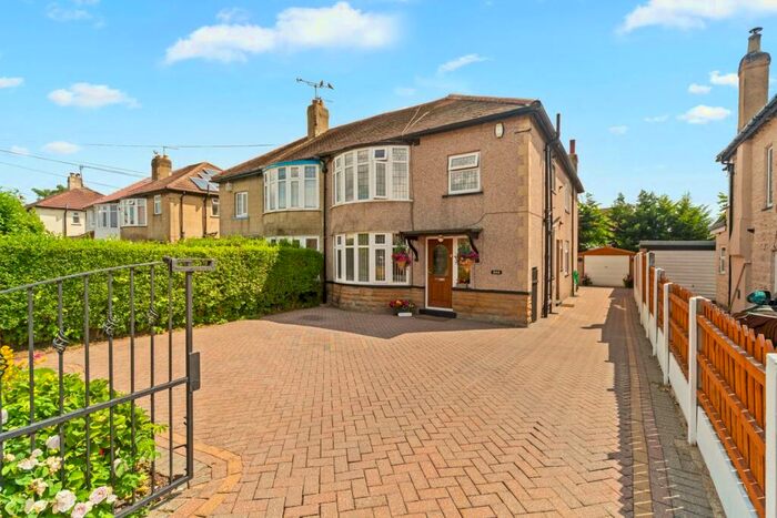 4 Bedroom House To Rent In Street Lane, Leeds, LS17