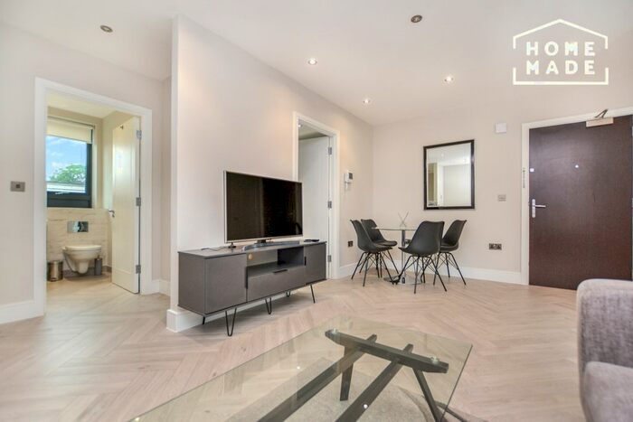 2 Bedroom Flat To Rent In Battersea Park Road, London, SW8