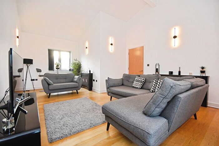 2 Bedroom Flat For Sale In Lockside Marina, Chelmsford, CM2