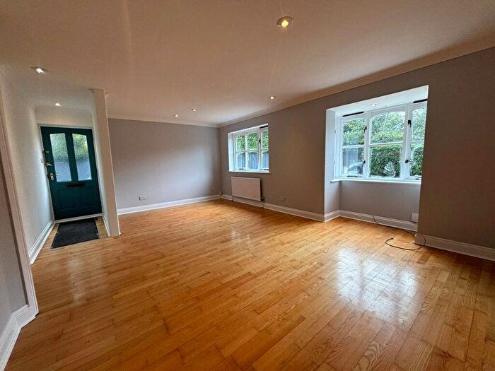 3 Bedroom Bungalow To Rent In York Road, Windsor, SL4