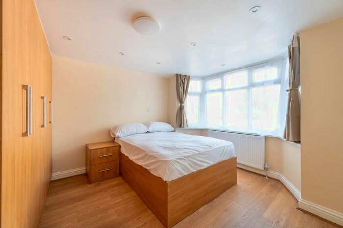 Studio To Rent In Bilton Road, Perivale, Greenford, UB6