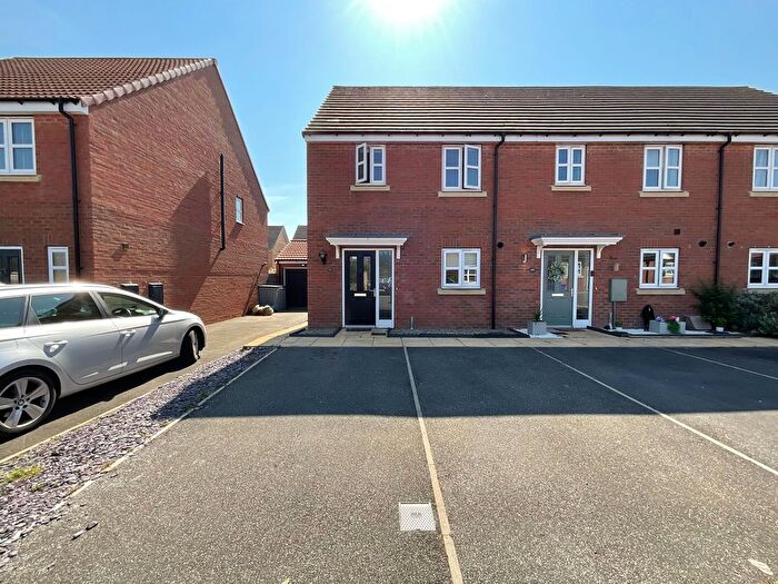 3 Bedroom End Of Terrace House For Sale In Fenton Drive, West Ayton, YO13