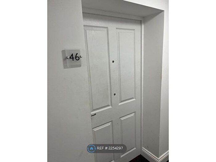 2 Bedroom Flat To Rent In Carter Court, Hook, RG27