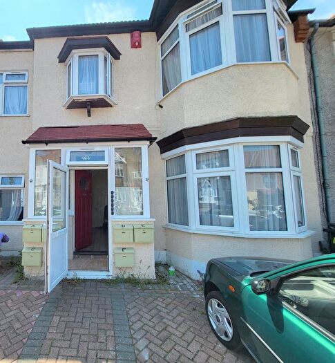 1 Bedroom Flat To Rent In Campbell Avenue, Ilford, IG6