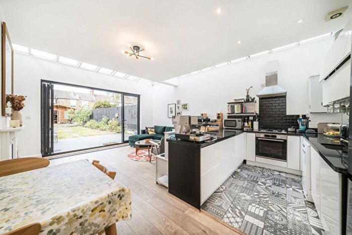 2 Bedroom Flat For Sale In Greyhound Lane, Streatham, SW16