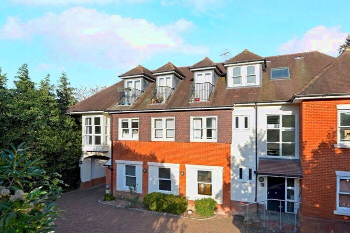 2 Bedroom Flat To Rent In Station Road, Godalming, GU7