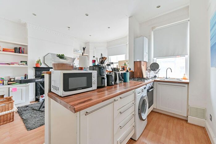 2 Bedroom Flat To Rent In Kenwyn Road, Clapham, London, SW4