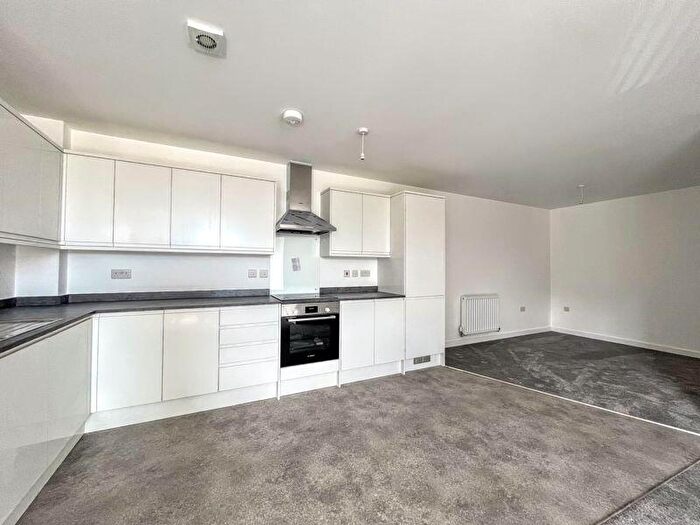 2 Bedroom Flat To Rent In High Street, Tring, HP23