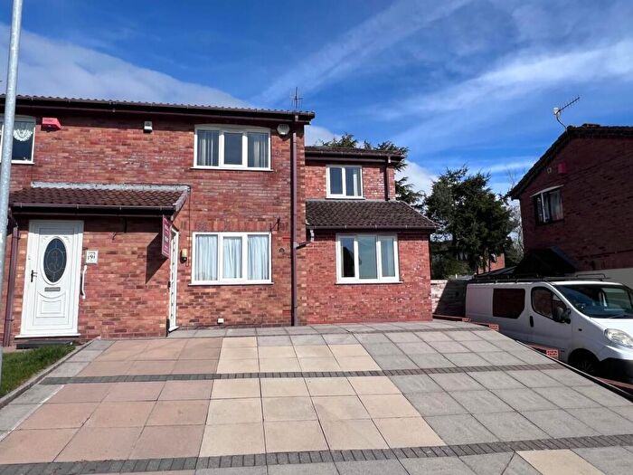 4 Bedroom Semi-Detached House To Rent In Whygate Grove, Stoke-on-Trent, ST1