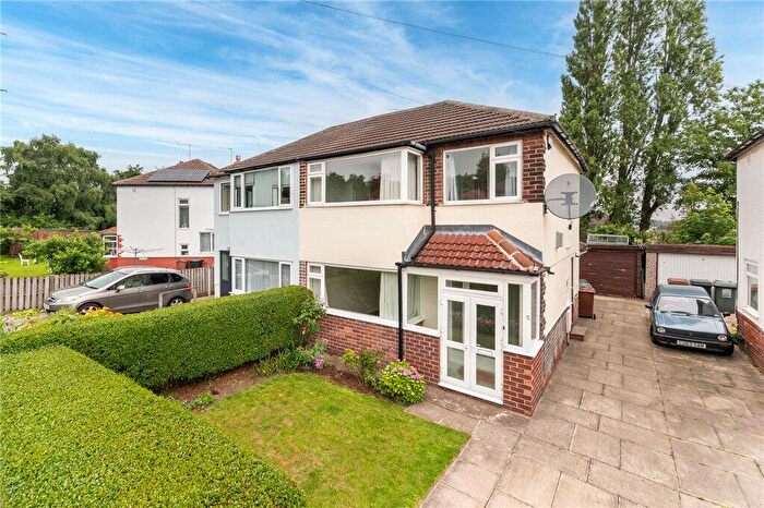 3 Bedroom Semi-Detached House For Sale In Southleigh Drive, Leeds, West Yorkshire, LS11