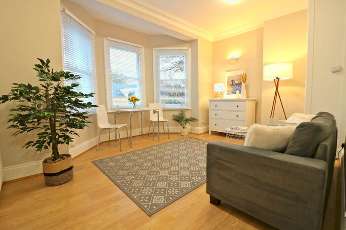 1 Bedroom Flat To Rent In Twyford Avenue, West Acton, London, W3