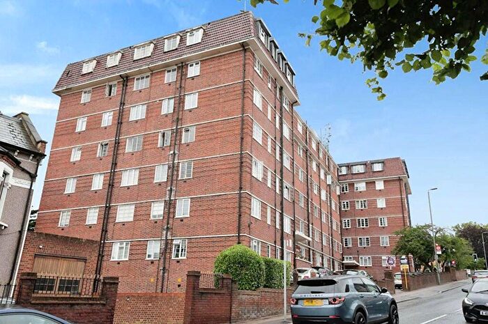 2 Bedroom Flat For Sale In Elmers End Road, Anerley, London, SE20