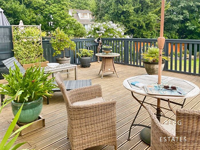 2 Bedroom Flat For Sale In Sunbury Court, Torquay, TQ1