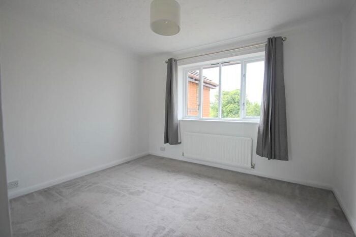 1 Bedroom Flat To Rent In St. Annes Mount, Redhill, RH1