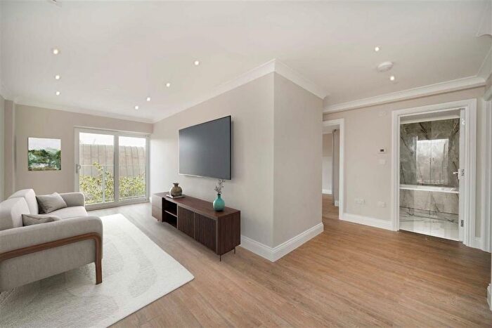 2 Bedroom Flat To Rent In Goldhawk Road, London, W12