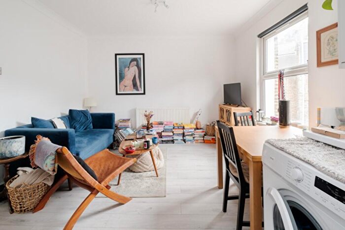 2 Bedroom Flat To Rent In Amhurst Road London, E8