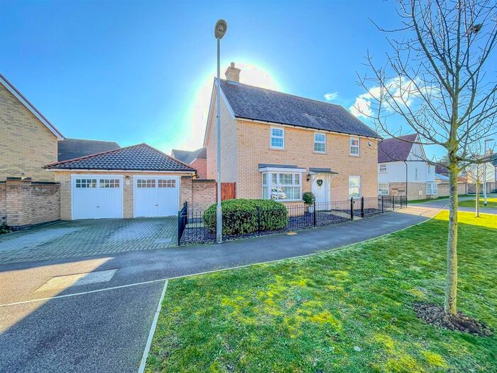4 Bedroom Detached House For Sale In Christmas Tree Crescent, Hawkwell, Hockley, SS5