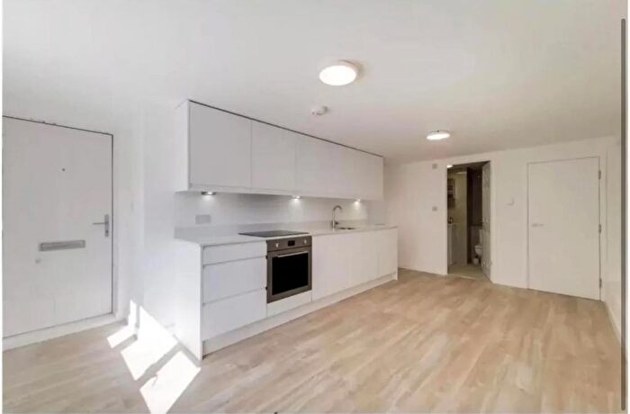 Studio To Rent In Finchley Road, London, NW11