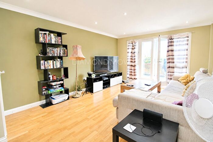 2 Bedroom Flat To Rent In The Grove, Isleworth, TW7