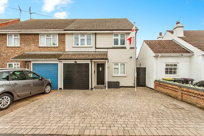 4 Bedroom Semi-Detached House For Sale In Sutton Court Drive, Rochford, Essex, SS4