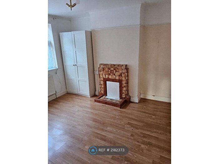 2 Bedroom Flat To Rent In Oak Ave, London, N10