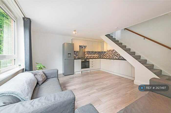4 Bedroom Flat To Rent In Fraser Court, London, SW11