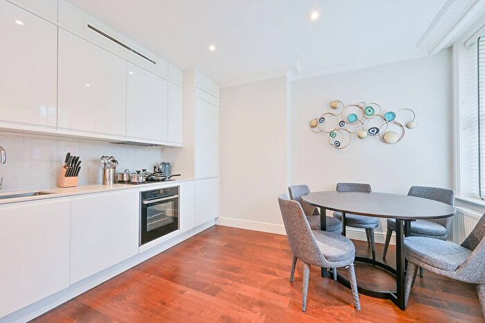 2 Bedroom Flat To Rent In Hamlet Gardens, Ravenscourt Park, London, W6