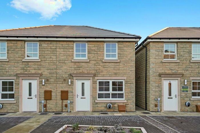 3 Bedroom Semi-Detached House To Rent In Hebble Close, Clayton, Bradford, BD14