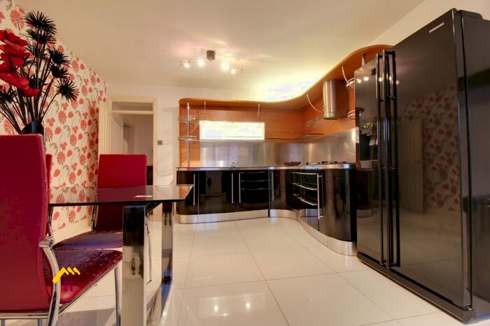 2 Bedroom Flat To Rent In Church Street, Thorne, DN8