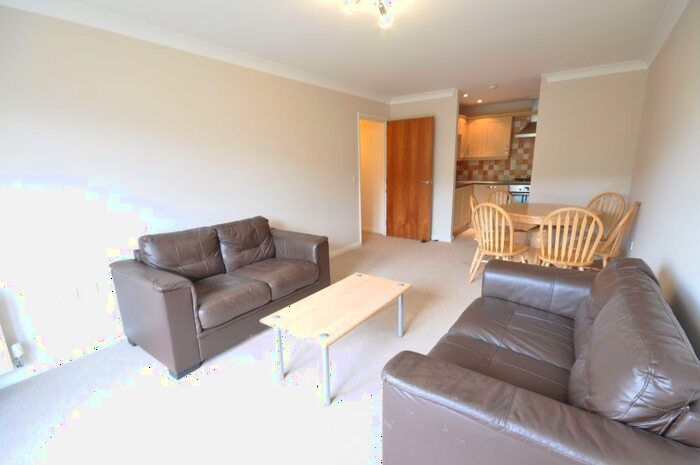 Terraced House To Rent In Iliffe Close, Reading, RG1